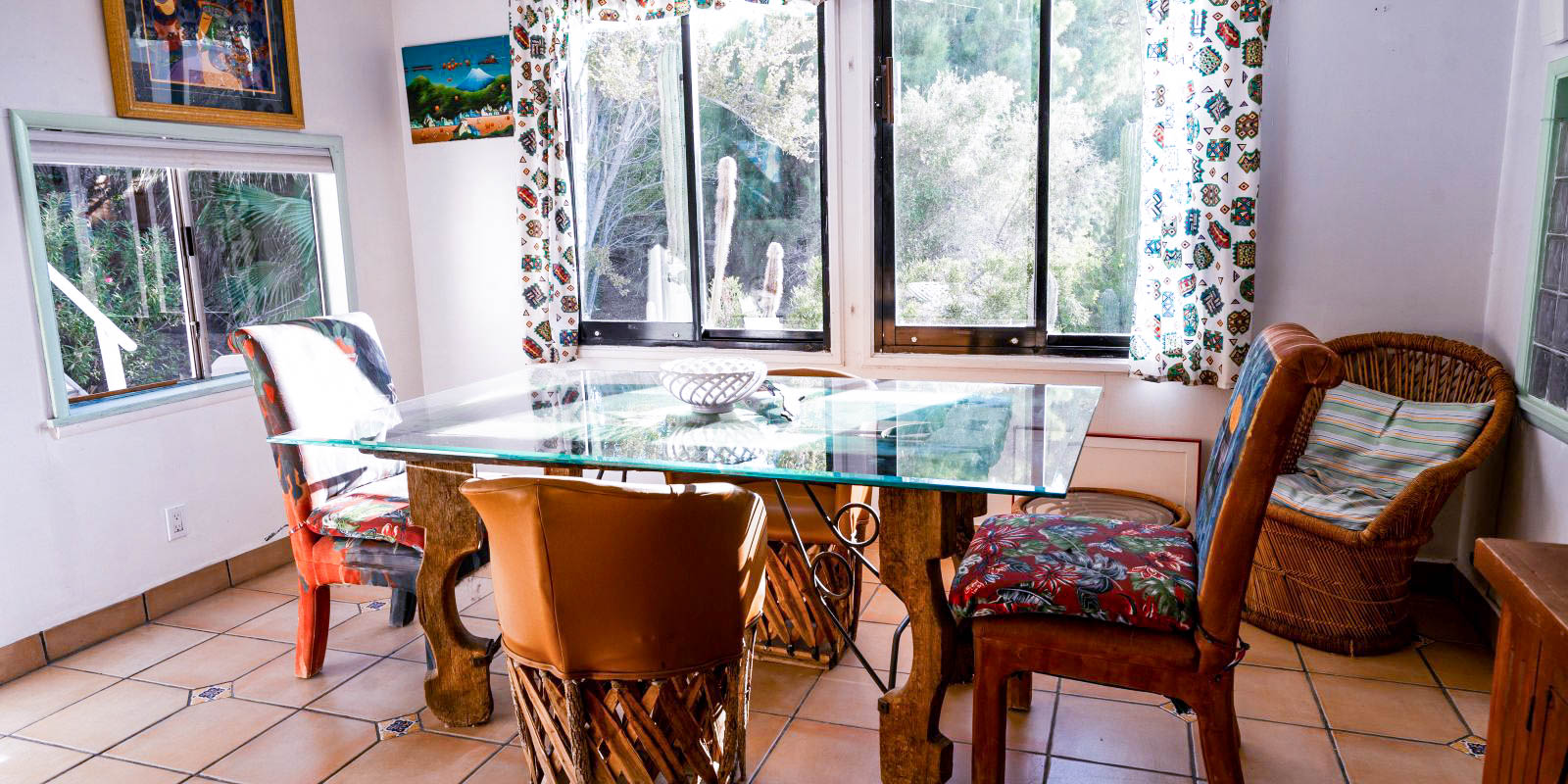 Dinning room with cristal table and five chairs